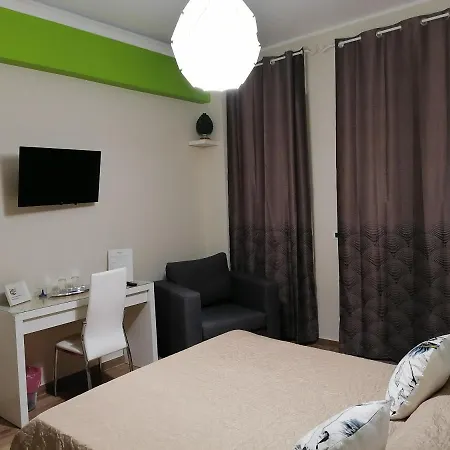 Syrakos Oda ve Kahvaltı 4*